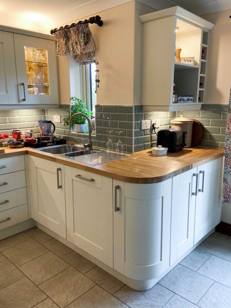 wooden-countertops-and-curved-units-in-this-traditional-shaker-kitchen