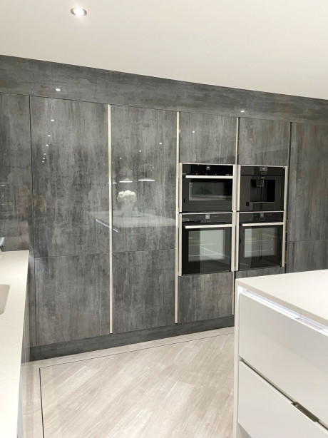 Handleless Kitchen with Gloss cabinets and Chrome features