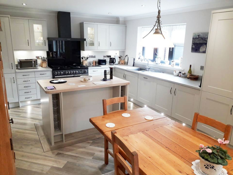 Painted Shaker Kitchen with Wooden accents