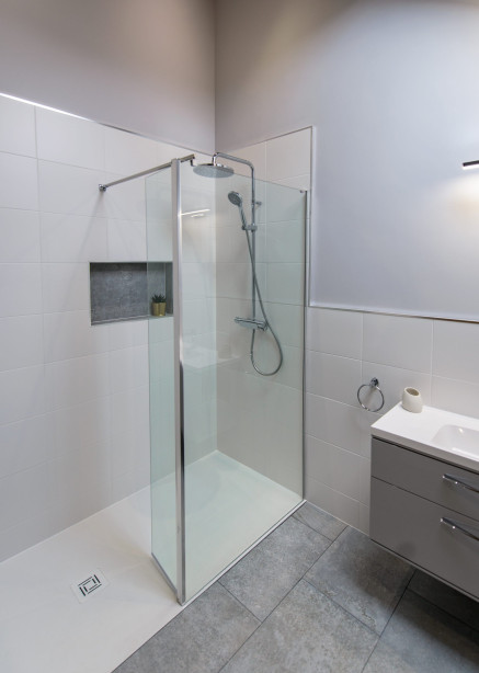 Walk-in shower enclosure