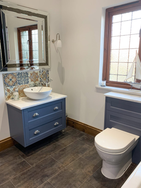 Traditional looking family bathroom