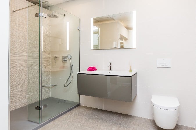 Light-reflecting gloss finish perfect for this wall-hung vanity unit